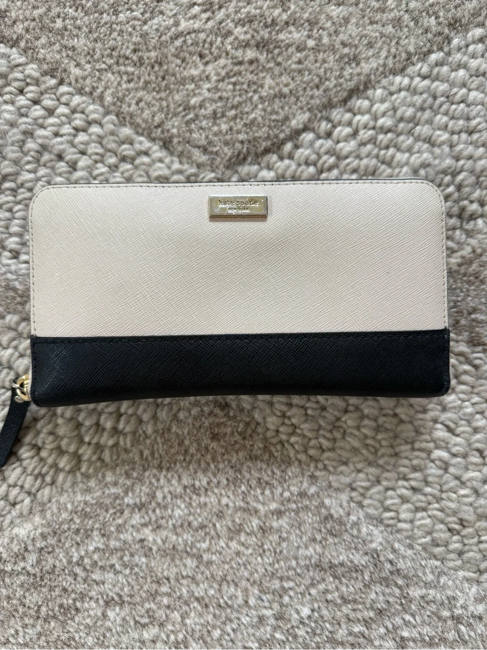 kate spade Two-Tone Zip Around Wallet - Cream and Black